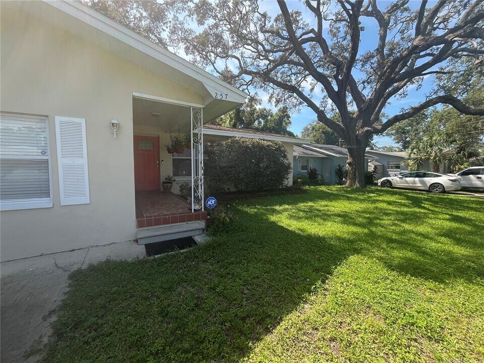257 5th St NW in Largo, FL - Building Photo