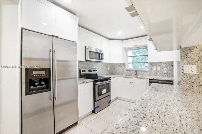 13726 Kendale Lakes Dr in Miami, FL - Building Photo - Building Photo