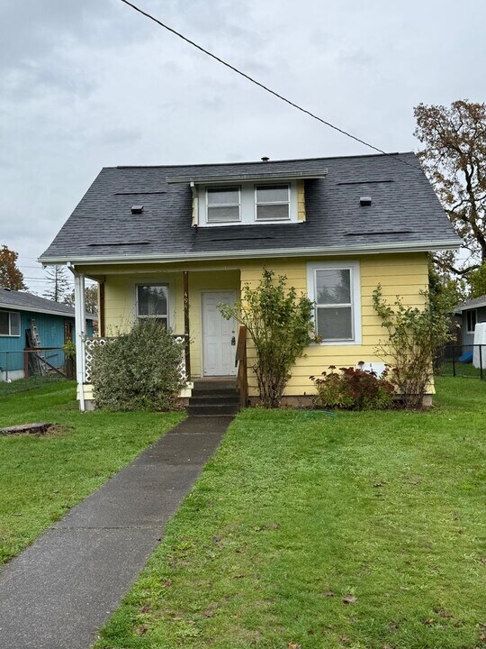 494 N 10th St in Saint Helens, OR - Building Photo
