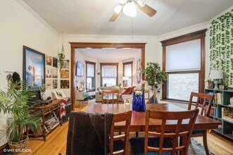 1233 W Newport Ave, Unit #2 in Chicago, IL - Building Photo - Building Photo