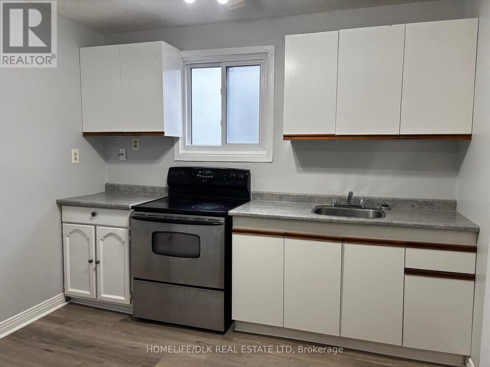 10 King St E in Brockville, ON - Building Photo