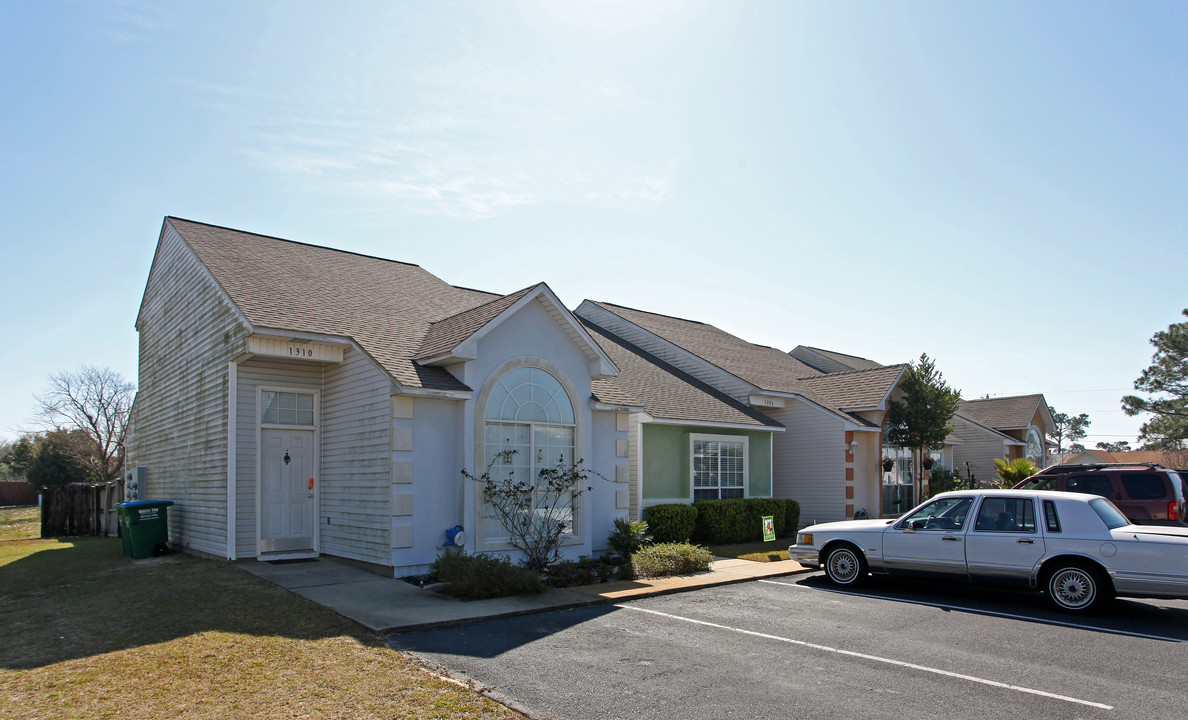 1302-1310 Redwood Ln in Gulf Breeze, FL - Building Photo