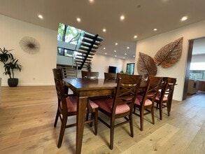 12211 Cantura St in Studio City, CA - Foto de edificio - Building Photo