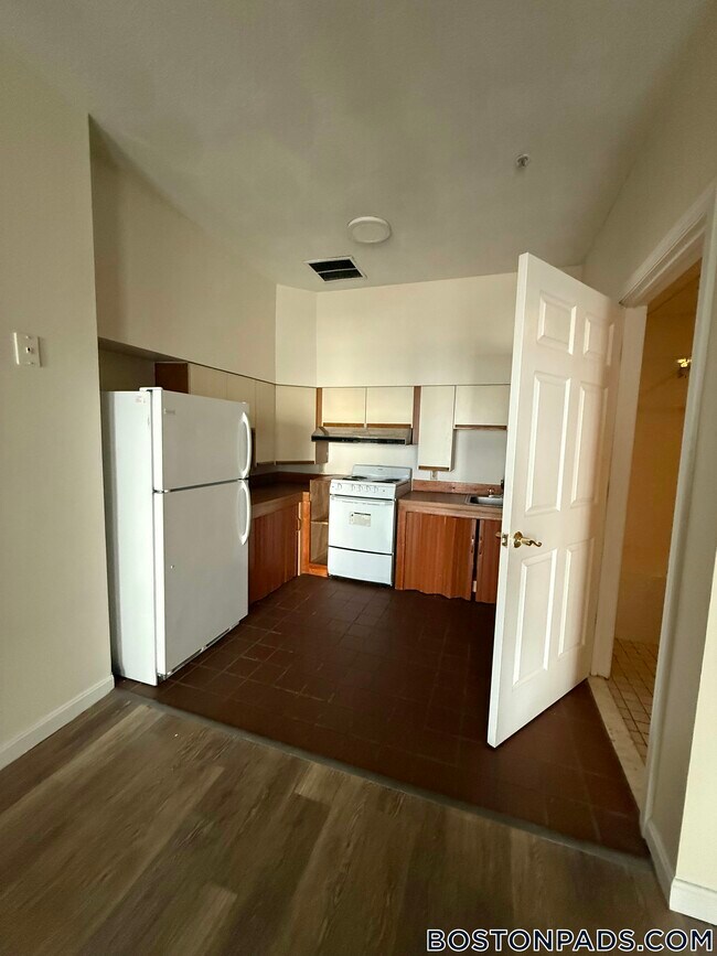 81 Essex St, Unit 82 in Boston, MA - Foto de edificio - Building Photo