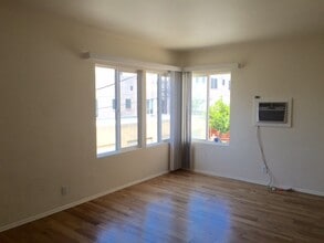 327 N Mariposa Ave, Unit 3 in Los Angeles, CA - Building Photo - Building Photo