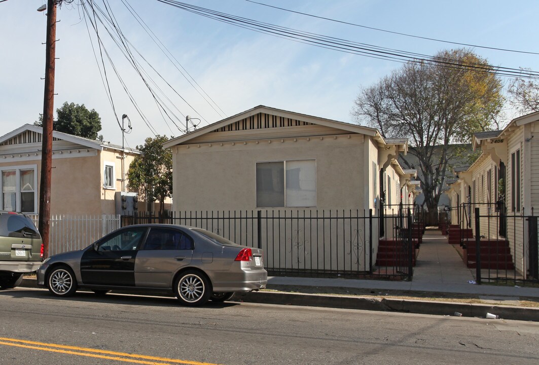 2404 Maple Ave in Los Angeles, CA - Building Photo