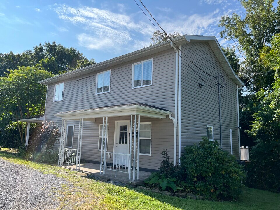 1381 Randall St in Star City, WV - Building Photo