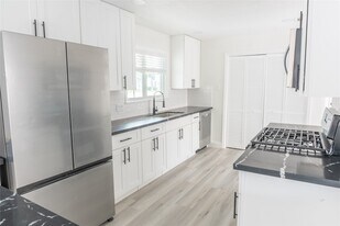 609 Oak Harbor Dr in Houston, TX - Building Photo