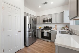 1465 McClure St in Tulare, CA - Building Photo - Building Photo