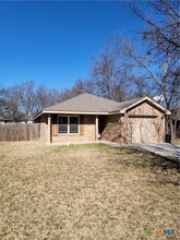 905 E Ave B in Lampasas, TX - Foto de edificio - Building Photo