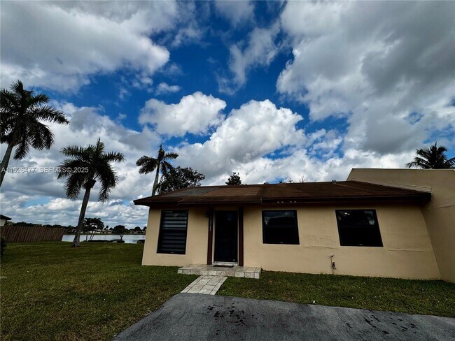 12365 SW 119th Terrace in Miami, FL - Building Photo - Building Photo