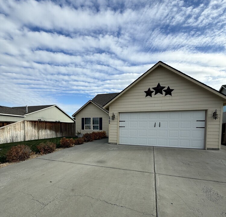 5704 Taft Dr in Pasco, WA - Building Photo