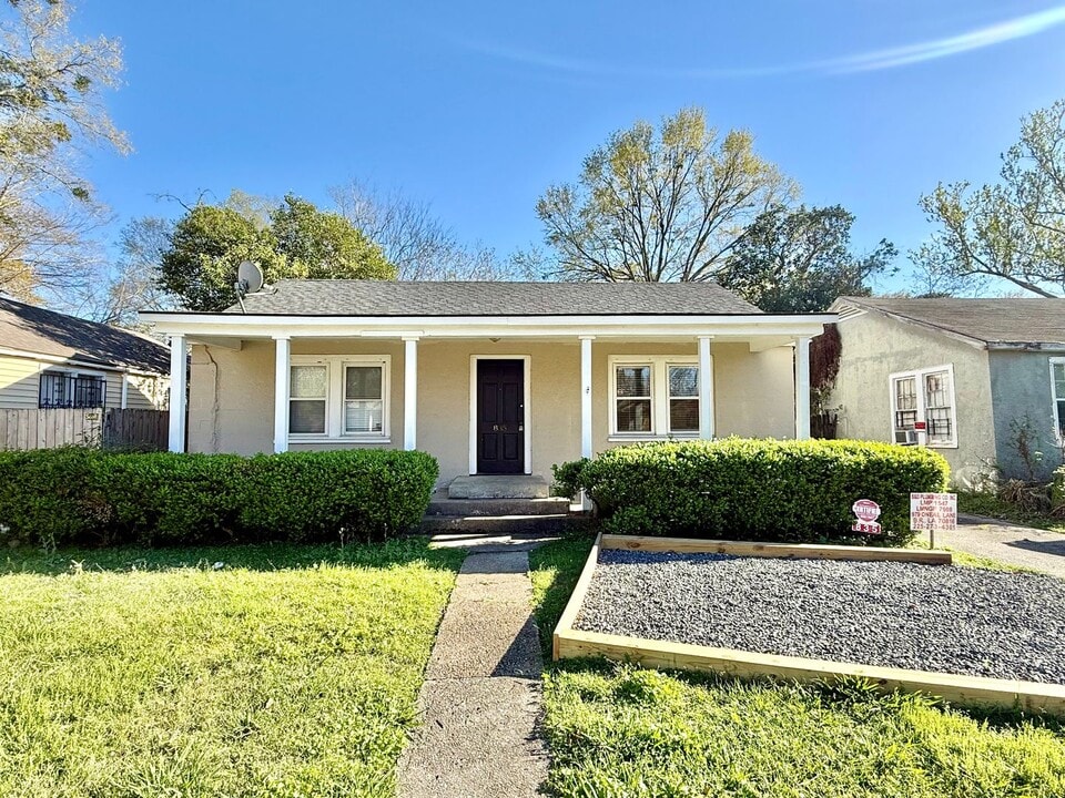 835 Iris St in Baton Rouge, LA - Building Photo