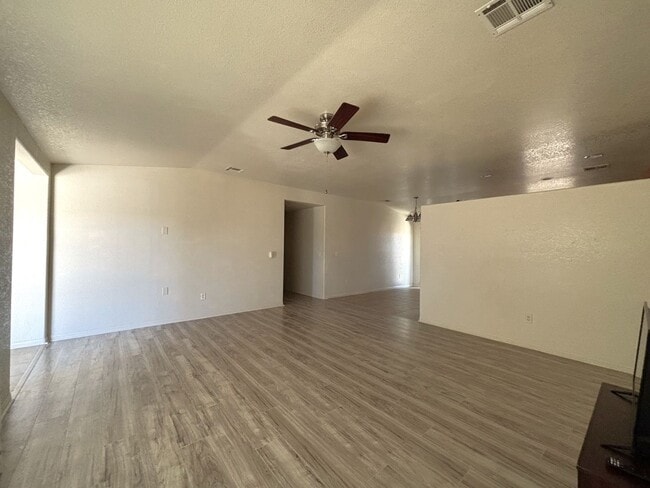 21540 Ives Dr in California City, CA - Building Photo - Building Photo