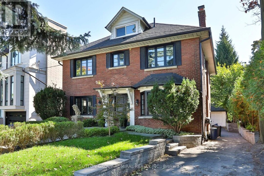 214 Dinnick Crescent in Toronto, ON - Building Photo