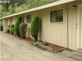1295 W Anderson Ave in Coos Bay, OR - Building Photo