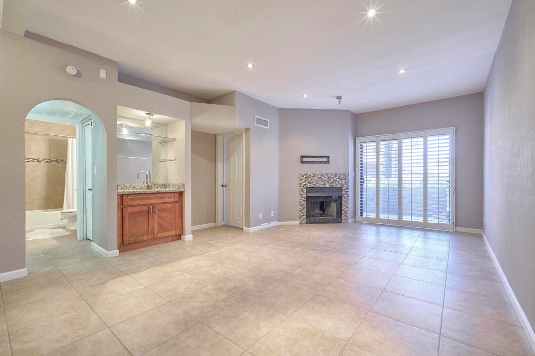 10301 70th N St, Unit 124 in Paradise Valley, AZ - Building Photo