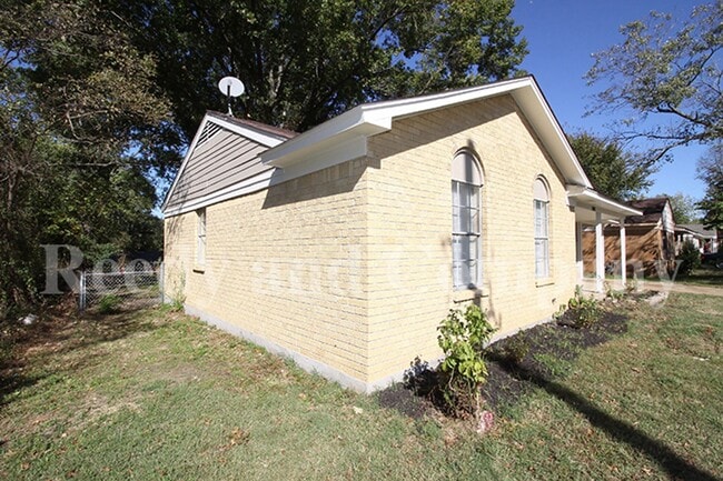 3230 Sweet Springs Dr in Memphis, TN - Building Photo - Building Photo