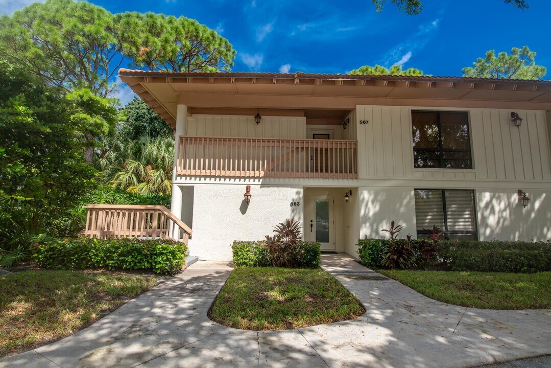 563 Brackenwood Pl in Palm Beach Gardens, FL - Foto de edificio