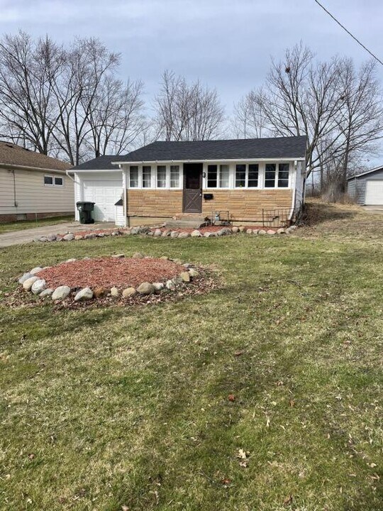 155 Talbot Dr in Bedford, OH - Building Photo