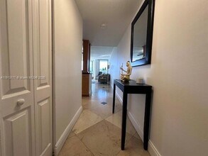 1717 N Bayshore Dr, Unit A-2553 in Miami, FL - Foto de edificio - Building Photo