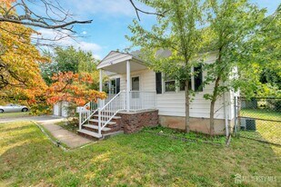 372 Seneca Ave in Middlesex, NJ - Building Photo