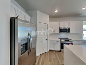 18458 W Honeysuckle Dr in Surprise, AZ - Building Photo - Building Photo