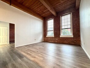 4 Bishop St, Unit 206 in Framingham, MA - Foto de edificio - Building Photo
