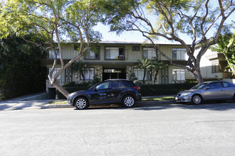 1227 N Harper Ave in West Hollywood, CA - Foto de edificio - Building Photo