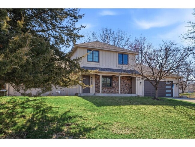 10427 Brown Farm Cir in Eden Prairie, MN - Building Photo - Building Photo