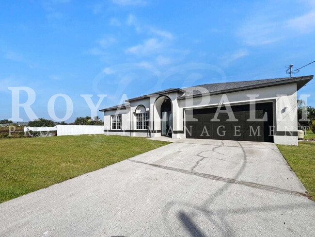 906 Alfreda Ave in Lehigh Acres, FL - Foto de edificio - Building Photo