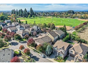 6310 NW Trowbridge Dr in Portland, OR - Foto de edificio - Building Photo