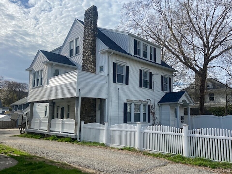 279 Wakelee Ave in Ansonia, CT - Building Photo