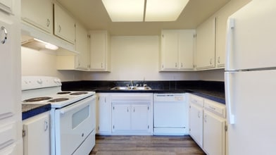 1110 Meadow Lake Dr in Vista, CA - Foto de edificio - Building Photo