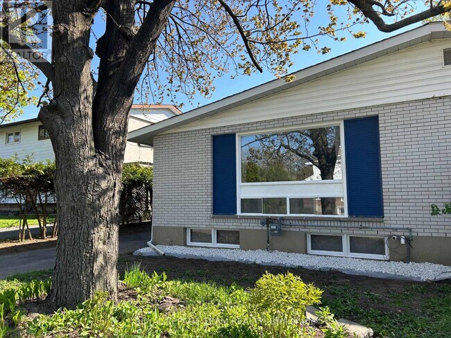 23 Southview Crescent in Ottawa, ON - Building Photo - Building Photo