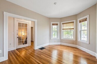 8 Worcester St in Belmont, MA - Building Photo - Building Photo