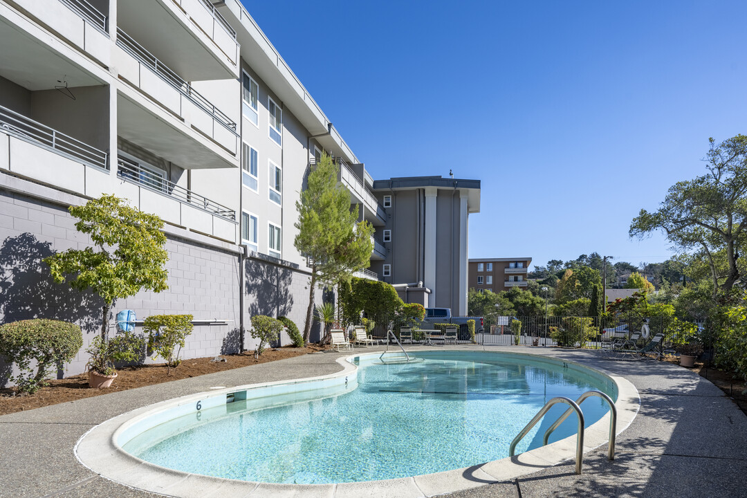 Crown Towers Apartments in San Mateo, CA - Foto de edificio