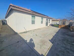 1221 Chula Vista Ave in Arvin, CA - Foto de edificio - Building Photo