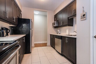 1272 Rue Redpath-Crescent in Montréal, QC - Building Photo - Building Photo