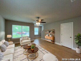 324 Mar Hill St in Seguin, TX - Building Photo