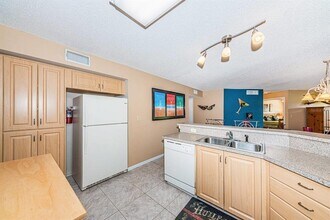 6000 Bahia Del Mar Cir N in St. Petersburg, FL - Building Photo - Building Photo