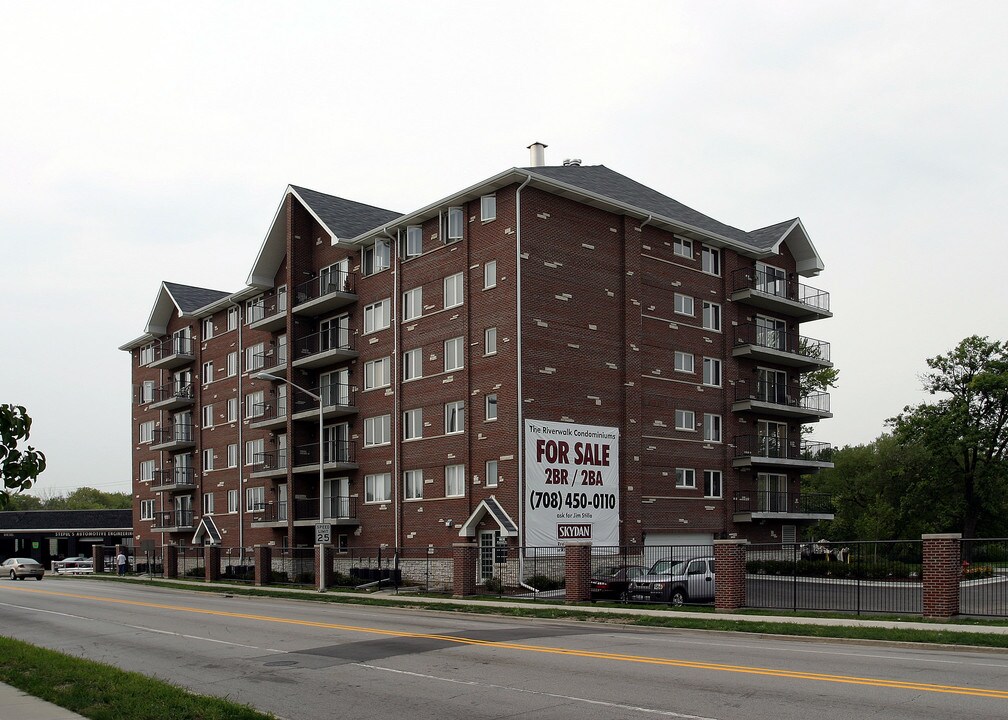 Riverwalk Condominiums in Lyons, IL - Foto de edificio