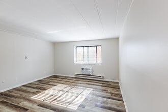 Brittany Apartments in Pittsburgh, PA - Building Photo - Interior Photo
