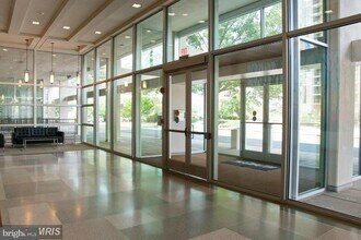 4600 S Four Mile Run Dr in Arlington, VA - Building Photo - Building Photo