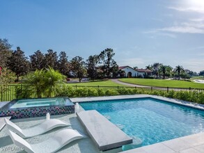 16892 Brightling Way in Naples, FL - Foto de edificio - Building Photo