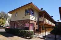 424 E Pine St in Santa Ana, CA - Foto de edificio - Building Photo