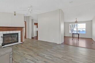 212 West Dr in Kemah, TX - Foto de edificio - Building Photo