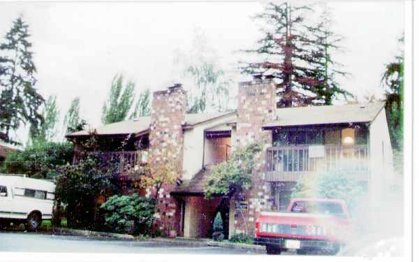 12602 NE 118th St in Kirkland, WA - Foto de edificio
