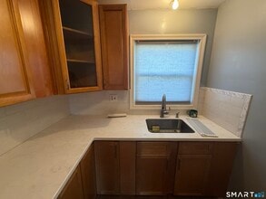 11 Camelot Dr in Bloomfield, CT - Building Photo - Building Photo