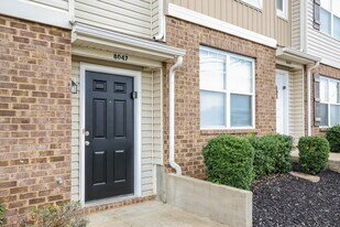 8047 Logan Dr in La Vergne, TN - Building Photo